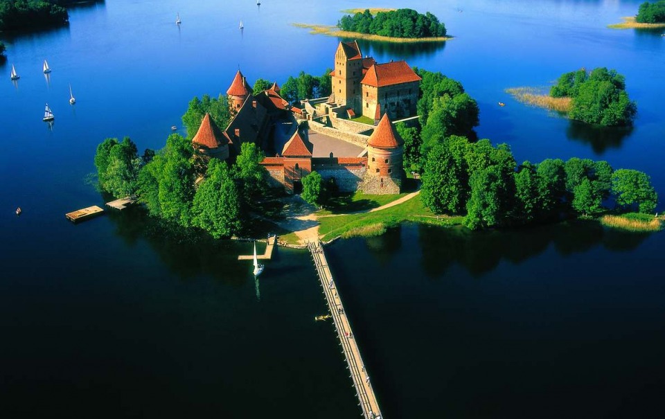 trakai-castle-panorama_6636-4b7ea44fae30c82f21b32187b513a6d9.jpg